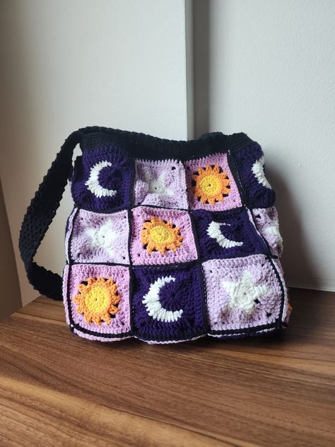 Pattern from AlyssiaCreates Go to Etsy to purchase the pattern from her 😀 Star Granny Square Bag, Galaxy Crochet, Star Crochet Bag Granny Square, Moon And Stars Crochet Granny Square, Star Bag Crochet Pattern, Star And Moon Crochet Bag, Crochet Bag Tutorials, Crochet Stars, Crochet Design Pattern