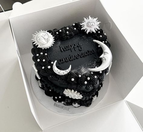 Gothic Cake Birthday, Birthday Cake Dark Aesthetic, Goth Cake Birthday, Dark Birthday Cake, Black Heart Cake, Gothic Birthday Cakes, Goth Cakes, Sweet 16 Party Planning, Cakes Cute