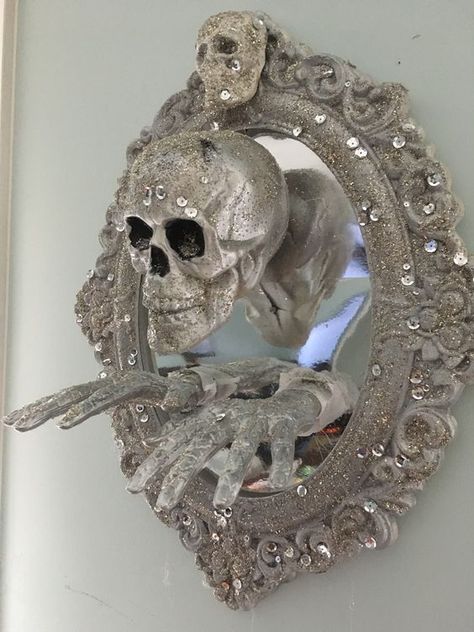 a mirror in a chic glitter and rhinestone frame, with a glitter skull and hands is a cool decor idea for Halloween Halloween Scene Ideas, Halloween Mirror Decor, Couture Halloween, Skull Decorations, Halloween Mirror, Fun Diy Halloween Decorations, Glitter Skull, Mirror Decor Ideas, Scary Halloween Decorations Diy