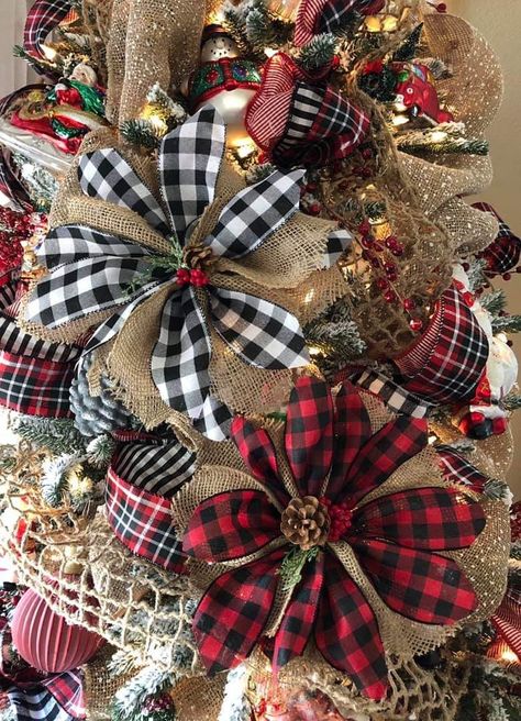 Farm Christmas Decorations, Natal Country, Buffalo Christmas, Buffalo Plaid Christmas Decor, Buffalo Plaid Christmas Tree, Xmas Pictures, Plaid Christmas Decor, Diy Christmas Ornaments Easy, Deco Mesh Christmas Wreaths