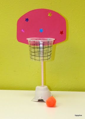 Mini Basketball Hoop--(could be cute craft & activity to go with book club featuring a basketball story) Fitness Crafts, Sport Themed Crafts, Basketball Crafts, Mini Basketball Hoop, Summer Camp Crafts, Mini Basketball, Diy Wand, Mini Basketballs, Sport Craft