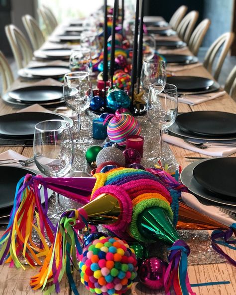 Me encanta el color de las fiestas de Navidad Mexicanas!!!! #tradicionesmexicanas #posadas #piñatas #fiestasnavideñas #navidad #tablescapes… | Instagram Christmas Posada Decorations, Christmas Posada Ideas, Mexican Christmas Table Decor, Mexican Posada Decorations, Posada Party, Posada Navidena, Mexican Posada, Mexican Christmas Party, Fiesta Mexicana Ideas