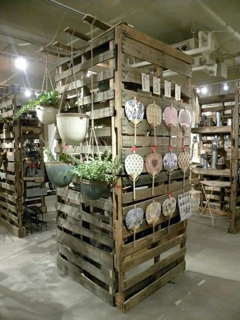 Pallet display wall Sas Entree, Garden Center Displays, Pallet Display, Antique Booth Displays, Pallet Walls, Craft Fairs Booth, Fair Display, Craft Booth Displays, Craft Fair Displays