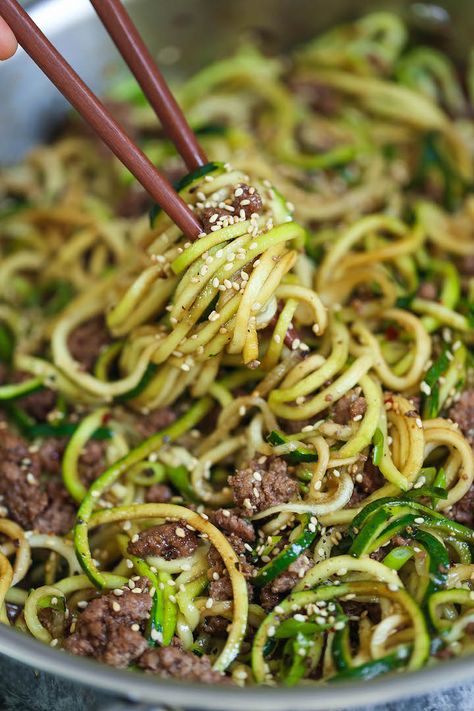 Korean Beef Zucchini Noodles - LOW CARB Korean beef bowls except with zoodles! It is so much healthier and lighter without any of the carb guilt!!! Low Carb Korean Beef, Beef Zucchini, Cibo Asiatico, Zoodle Recipes, Beef Bowls, Korean Beef, Veggie Noodles, Spiralizer Recipes, Zucchini Pasta