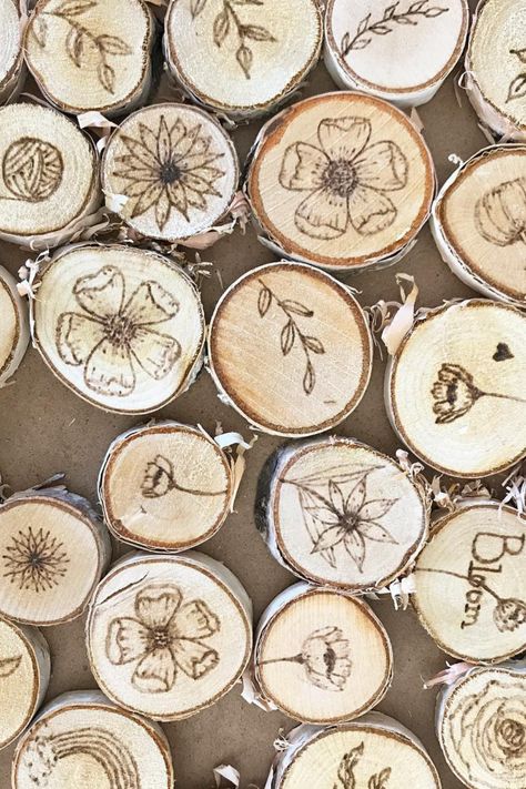 Fridge Magnets Ideas Creative Wood, Woodburn Ornaments Diy, Wood Burn Magnets, Mini Wood Slice Crafts, Wood Slice Magnets Diy, Simple Pyrography Designs, Simple Wood Burning Designs, Simple Pyrography, Wood Engraving Diy