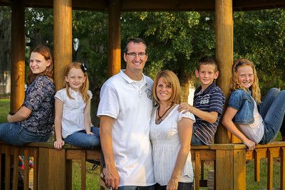 family at the gazebo Family Gazebo Photos, Gazebo Family Photoshoot Ideas, Photography Categories, Park Poses, Large Family Portraits, Family Photo Studio, Lake Ideas, Large Family Photos, Family Advice