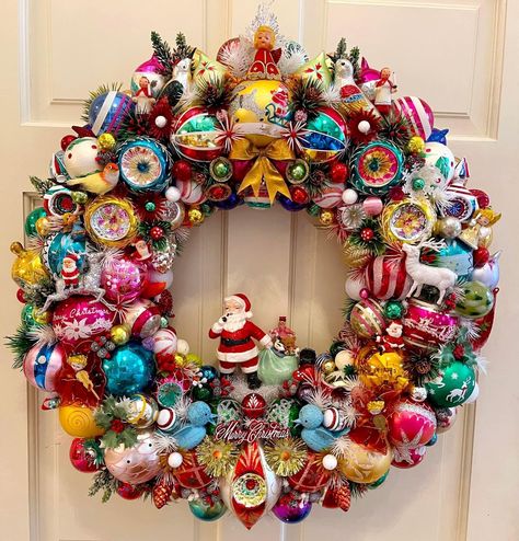 Vintage Ornament Wreath, Christmas Home Decor Ideas, Kitschy Christmas, Vintage Christmas Crafts, Kitsch Christmas, Rainbows Christmas, Christmas Ornament Wreath, Merry Little Christmas, Christmas Wreaths Diy