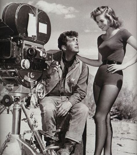 Actors Dean Martin And Angie Dickinson on the set of Rio Bravo (1959) Klasik Hollywood, Yul Brynner, Classy People, Angie Dickinson, Richard Avedon, Paul Newman, Dean Martin, Marlon Brando, Actrices Hollywood