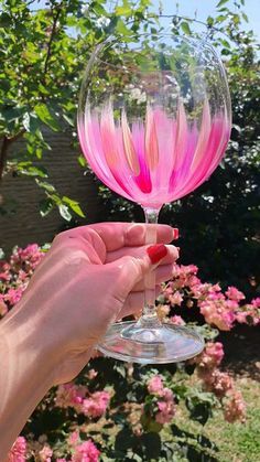 Easy Painting Ideas On Wine Glasses, Big Wine Glass Decorating Ideas, Hand Painted Cocktail Glasses, Easy Painted Wine Glasses Ideas, Paint Wine Glasses Easy, Things To Paint On Wine Glasses, Spring Wine Glass Painting, Glass Wine Painting, Painting Ideas On Wine Glasses