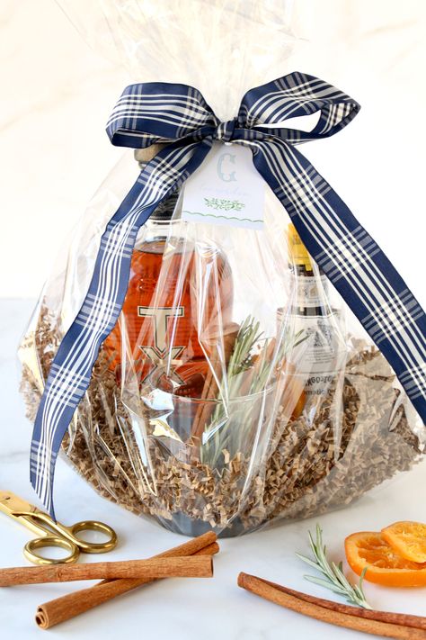 Old Fashioned DIY Cocktail Gift Old Fashion Gift Basket Ideas, Old Fashioned Gift Basket Ideas, Old Fashion Gift Basket, Old Fashioned Gift Basket, Old Fashioned Cocktail Gift Basket, Cocktail Basket, Fall Old Fashioned, Bourbon Gifts Basket, Cocktail Gift Ideas