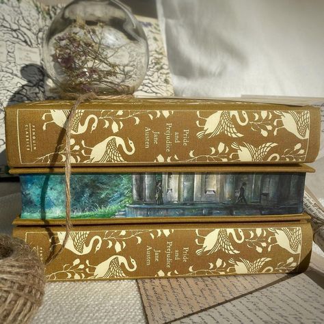 Painted Book Spines, Book Edges Painting, Fore Edge Painting Books, Pride And Prejudice Painting, Foredge Painting, Book Edge Painting, Painted Book Edges, Fore Edge Painting, Book Paintings