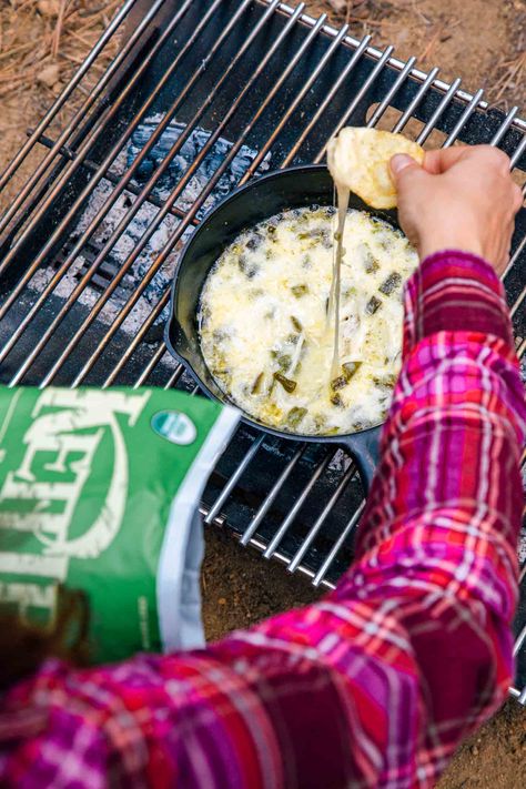 Dipping a chip into a skillet of queso fundido on a campfire. Camping Appetizers, Family Camping Meals, Campfire Snacks, Dip Ideas, Camping Snacks, Chips And Dip, Bag Of Chips, Appetizers For A Crowd, Easy Camping Meals