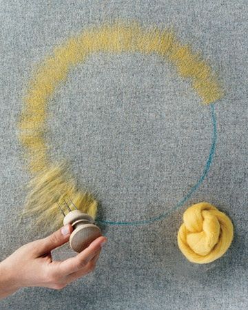 Needle felting a soft circle Tovad Ull, Felting Tutorial, Needle Felting Tutorials, Felting Wool, Wool Felting, Felting Ideas, Elbow Patch, Wool Projects, Needle Felting Projects