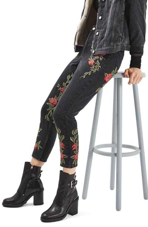 Moto Rose, Rose Embroidered Jeans, Embroidered Mom Jeans, Embroidery Jeans Diy, Rose Embroidery, Ropa Diy, Jeans Diy, Embroidered Denim, Embroidered Jeans