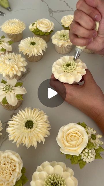 Flower Cupcakes Wedding, Boho Cupcakes Wedding, Fall Flower Cupcakes, Cupcake Flowers, Cupcakes Wedding, Cupcake Decorating Tips, Buttercream Recipe, Flower Cupcakes, Buttercream Flowers