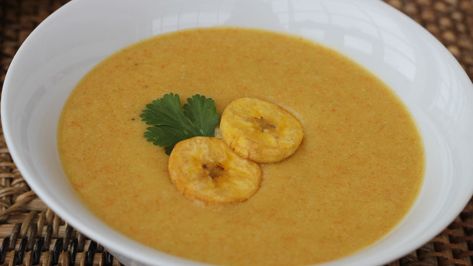 Make this Latin soup that has plantains, carrots and a whole amount of spices and vegetables. This will make you the star for a perfect dinner. Invite all your friends! Latin Soup, Plantain Soup, Baked Plantains, Creamy Soup Recipes, Plantain Recipes, Boricua Recipes, Caribbean Cuisine, American Recipes, Perfect Dinner