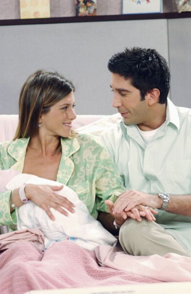 Rachel, Ross and Emma ~ Friends ~ Episode Stills ~ Season 9, Episode 1 - The One Where No One Proposes Friends Ross And Rachel, Tv Dads, Rachel Friends, Best Tv Couples, Ross And Rachel, Jenifer Aniston, Friends Poster, Ross Geller, Friends Cast