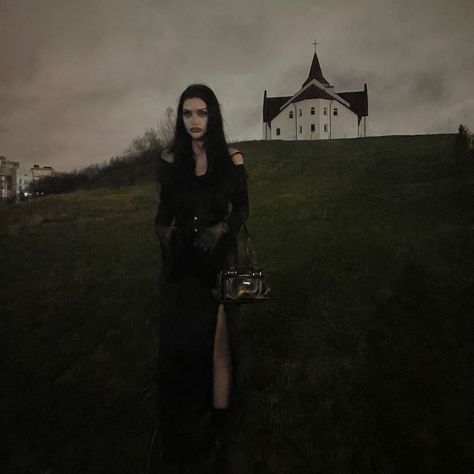 Gothic Pictures Aesthetic, Gothic Princess Aesthetic, Gothic Photos, Vampire Photoshoot, Goth Photoshoot, Goth Academia, Summer Goth Outfits, Gothic Summer, Gothic Photography