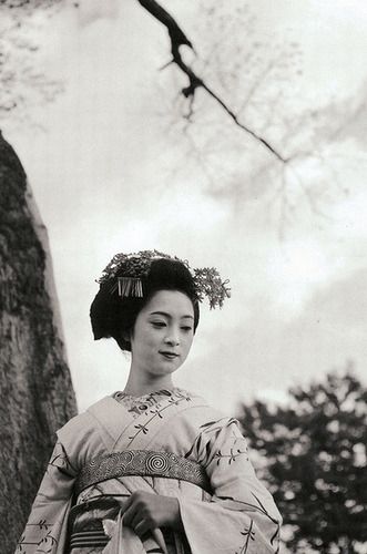 Portrait of Woman? with Face Makeup in Genroku Period Male Costume with Swords, Fan, and Straw Traveling Hat.  About 1880's,... Mineko Iwasaki, Memoirs Of A Geisha, Turning Japanese, Japanese Geisha, Maneki Neko, Asian Inspired, Vintage Pictures, Japanese Kimono, Japanese Women