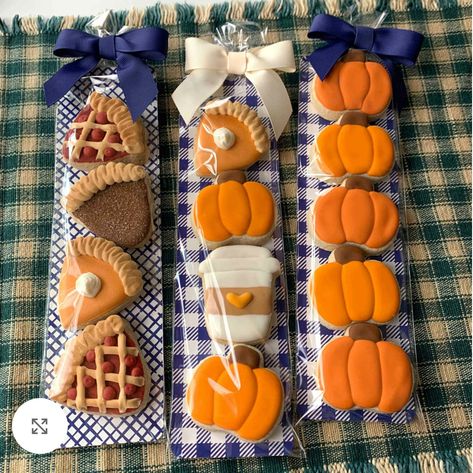 Thanksgiving Cookies Decorated, Thanksgiving Sweets, Fall Decorated Cookies, Farm Cookies, Cookie Craft, Pie Cookies, Halloween Food Treats, Fall And Thanksgiving, Themed Cookies