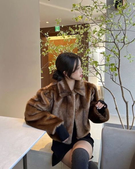 Brown Fur Coat Outfit, Brown Coat Outfit, Korean Winter Outfits, Outfit Korean Style, Autumn Look, Cold Outfits, Korean Fashion Dress, Paris Outfits, Korea Fashion