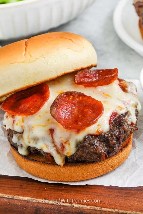 Pizza Burgers are the perfect combo. Seasoned beef patties with pizza toppings, sauce, & loads of cheese on a garlic toasted bun! Crockpot Pizza Burgers, Pizza Burger Recipe, Pizza Burgers Recipe, Easy Burgers, Pizza Topping, Homemade Buns, Pizza Burger, Easy Pork Chops, Easy Pork Chop Recipes