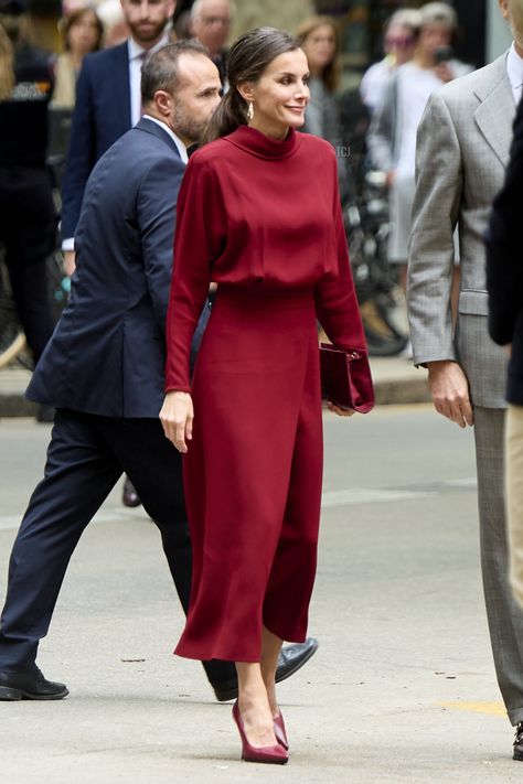 Dark Red Gown, Event Dresses Classy, Queen Leticia, Formal Fits, Working Dresses, Wedding Guest Outfit Fall, Princess Letizia, Burgundy Outfit, Dress Code Wedding