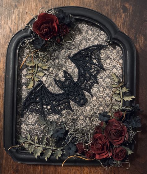 Goth Picture Frames Diy, Botany Decor, Gothic Decor Diy, Room Diys, Goth Diy, Gothic Crafts, Rare Things, Gothic Pictures, Skeleton Wreath