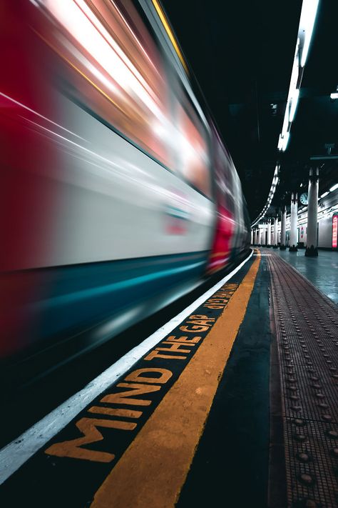 London Commute, Light Trail Photography, London Underground Train, London Street Photography, Long Exposure Photos, London Tube, Photography City, Photography People, Long Exposure Photography