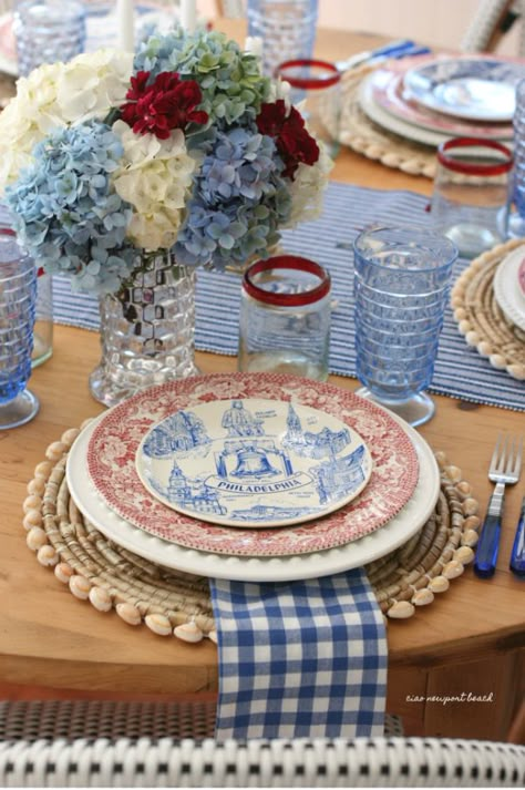 Tablescapes Party, Beach Tablescape, Patriotic Tablescapes, Tablescapes Summer, Blue Table Settings, Pretty Table Settings, Summer Tablescapes, Happy Birthday America, Blue Glassware