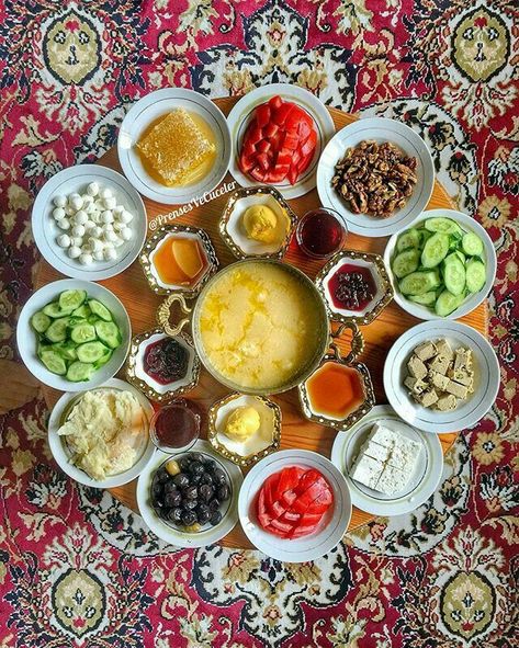 Persian Food Iranian Cuisine, Arabisk Mad, Breakfast Presentation, Stool Ideas, Stool Living Room, Iran Food, Iranian Cuisine, Stools Kitchen, Food Tourism