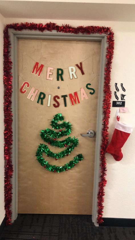 Christmas Decor Ideas For Dorm Room, Outside Dorm Door Decor, Holiday Dorm Decor, Christmas Door Decorations For Apartment, Christmas Dorm Room Decor, Dorm Door Christmas Decorations, Christmas Dorm Door Decorations, College Christmas Decorations, Christmas Bedroom Door