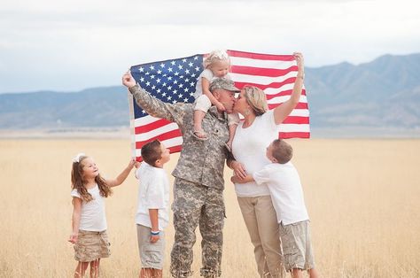 The Pictures I Never Took -- Heartbreaking, but absolutely worth the read. Military Family Pictures, Military Family Photography, Military Family Photos, Army Wife Life, Military Photography, Army Family, Military Pictures, Military Love, Military Photos