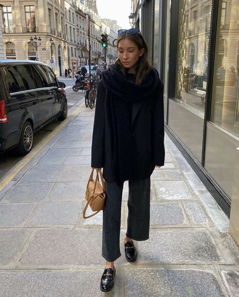 Winter Rainy Day Outfit, Minimal Stil, Dark Academia Fashion Pants, Minimalist Moda, Style Parisienne, Winter Inspo, Kendall Jenner Style, Mode Inspo, Rainy Day Outfit