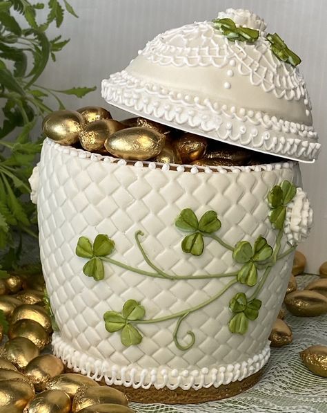 Craft Pottery, Gold Cookies, Belleek China, Belleek Pottery, 3d Cookie, Ginger Bread Cookies Recipe, Royal Icing Decorations, Biscuit Jar, Saint Patrick's Day