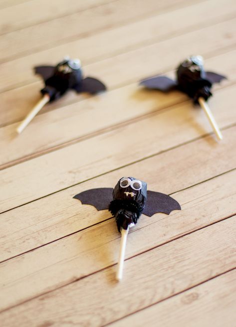 Sucker Halloween Crafts, Witch Lollipops, Halloween Lollipop Decorations, Lollipop Ghosts Halloween, Halloween Suckers, Lollipop Halloween Ideas, Halloween Lollipop Ideas, Halloween Grams, Ghost Lollipops Halloween