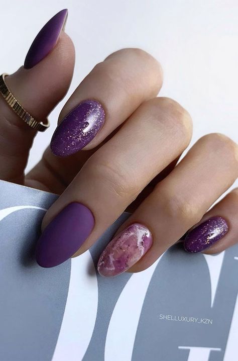 30. Purple Marble, Shimmery and Matte Nails Have you noticed the leaves are changing, so are our manicures — For those who loves deep... Autumn Nails Purple, Fall Time Nails, Purple Marble Nails, Nail Purple, Acrylic Nails Yellow, Nailart Ideas, Time Nails, Nails Round, Emerald Colour