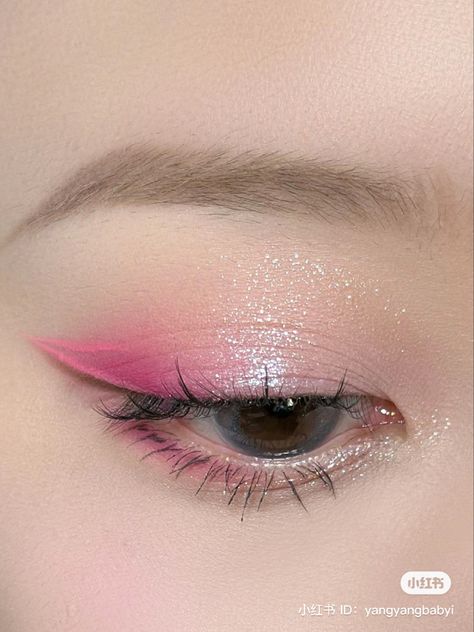 Pink Dress Makeup Ideas Hooded Eyes, Pink Eyeshadow Eyeliner, Pink Shade Eye Makeup, Short N Sweet Tour Makeup Ideas, Pink Light Makeup Looks, Pink Eyeshadow Looks Hooded Eyes, Hip Hop Makeup, Makeup Concert, Pink Dress Makeup