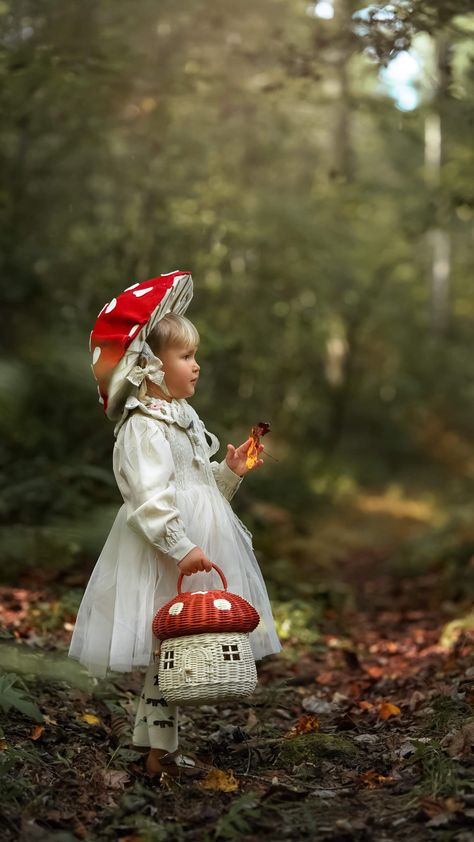 Ksenia Belanger (@ksenia_belanger) • Instagram photos and videos Autumn Costume Kids, Nature Costume Ideas, Mushroom Halloween Costume, The Magic Faraway Tree, Little Forest, Baby Mine, Mushroom Fairy, Fairytale Photography, Felt Fairy