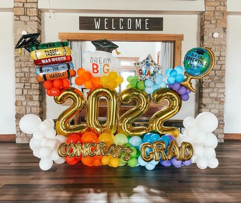 Preschool Graduation Balloon Decor, Kindergarten Graduation Party Decor, Kindergarden Graduation Decor, Kindergarten Graduation Decoration Ideas, Kindergarten Graduation Balloon Arch, Graduation Party Ideas Kindergarten, Preschool Graduation Balloon Arch, Kindergarten Graduation Decor, Kindergarten Graduation Ideas Party