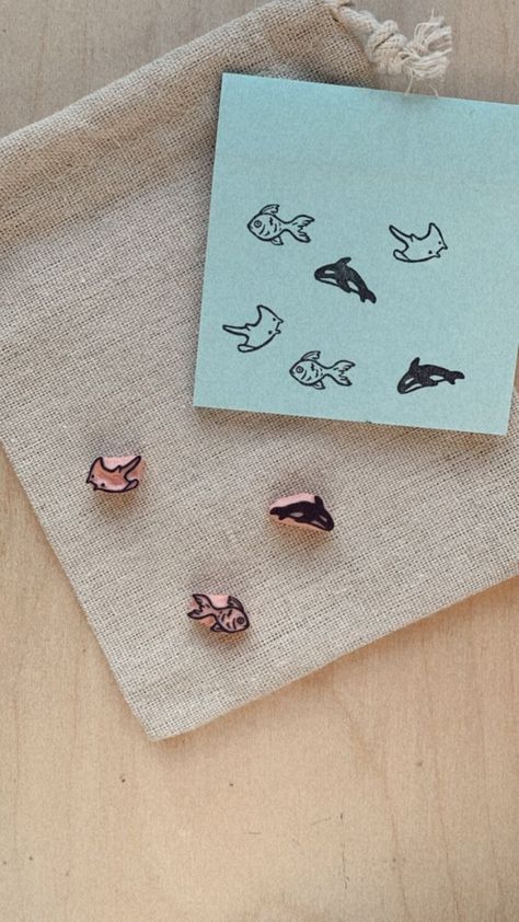 Diy Shark Craft, Tiny Stamp Carving, Diy Lino Stamp, Making Stamps Diy, Cute Stamp Ideas, Small Stamp Ideas, Eraser Stamp Carving, Diy Stamp Carving, Linocut Stamps Ideas