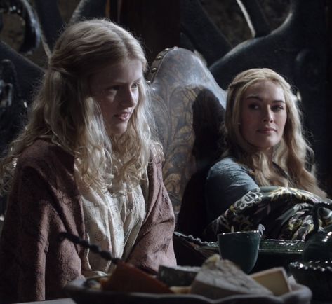 Myrcella and Cersei Myrcella Lannister, Daenerys And Jon, Game Of Thrones Outfits, Got Costumes, Game Of Thrones Tv, A Girl Like Me, Cersei Lannister, Games Of Thrones, Game Of Thrones Houses