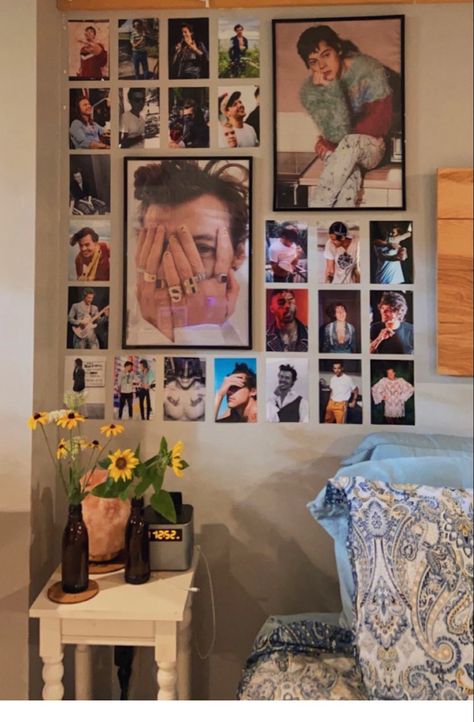 Harry Styles Bedroom Ideas, Harry Styles Room Ideas, One Direction Room Decor Ideas, Harry Styles Themed Room, Poster Wall Inspiration, Harry Styles Inspired Room, Harry Styles Room Decor Aesthetic, Harry Styles Wall Decor, Harry Styles Bedroom