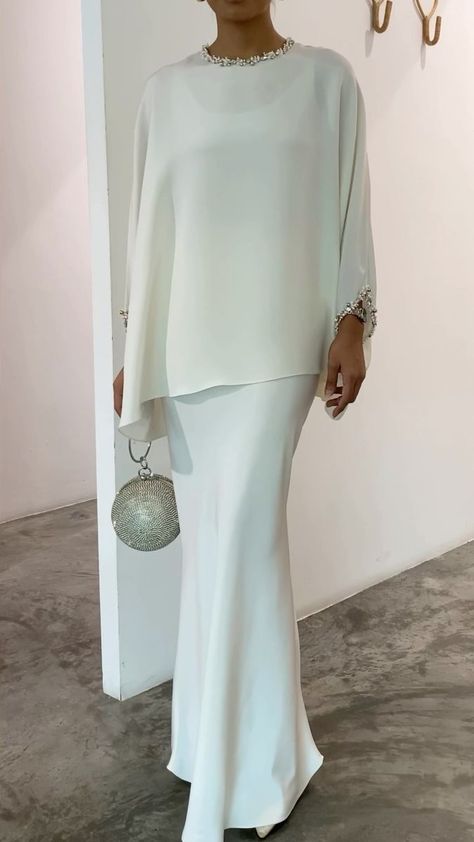 Fashion Collection Inspiration, 2piece Outfits, Elegant Outfit Classy, Dinner Dress Classy, Silk Dress Long, Muslim Fashion Dress, Dress Sleeve Styles, Over 50 Womens Fashion, Elegant Dresses For Women