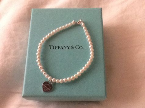 me hace triste que mi novio no me dé este brazalete antes de la boda. Tiffany And Co Pearl Bracelet, Tiffany And Co Bracelet, Tiffany And Co Jewelry, Dior Lip Glow, Tiffany Bracelets, Paper Ring, Expensive Jewelry Luxury, Classic Bracelets, Tiffany Jewelry