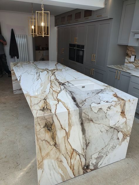 Calcutta Porcelain Countertops, Dramatic Marble Countertops, Waterfall Granite Countertops, Statement Island Countertop, Marble Kitchen Countertops Color Schemes, Bold Kitchen Countertops, Dramatic Quartz Countertops, Bold Countertop Kitchen, Dramatic Countertops