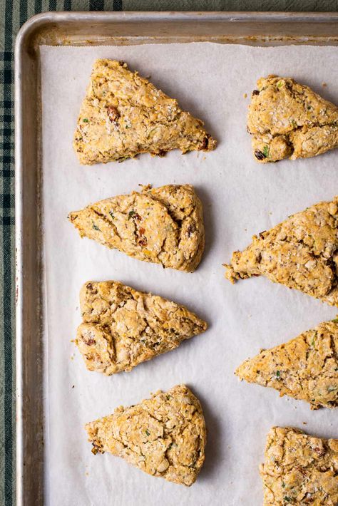 These savory vegan scones are made with coconut oil instead of butter, and feature sun-dried tomatoes, scallions, and herbs. The perfect brunch treat! thenewbaguette.com Herb Scones, Savory Scones Recipe, Vegan Egg Substitute, Vegan Scones, Savory Scones, Brunch Spread, Vegan Brunch, Tea Snacks, Perfect Brunch