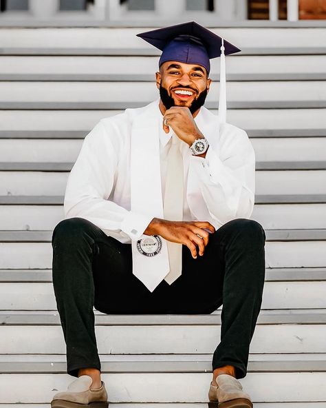 JaLisa E. Vaughn on Instagram: “proud is an understatement 😭🎓 @carringtonvaughn” Male Graduation Pictures, Male Graduation, Graduation Goals, Grad Portraits, College Grad Photos, Graduation Pic Ideas, Cap And Gown Pictures, Graduation Pic, Senior Photos Boys