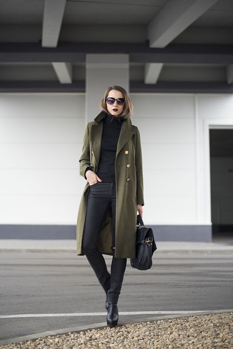 Choose an army green pea coat and black skinny jeans for a comfortable outfit that's also put together nicely. Elevate your getup with black leather booties. Shop this look on Lookastic: https://lookastic.com/women/looks/pea-coat-turtleneck-skinny-jeans/22007 — Black Turtleneck — Black Skinny Jeans — Black Leather Ankle Boots — Black Leather Satchel Bag — Black Sunglasses — Olive Pea Coat Khaki Coat Outfit, Green Coat Outfit, Army Green Outfit, Mantel Outfit, Army Green Coat, Minimalist Moda, Pijamas Women, Winter Coat Outfits, Khaki Coat