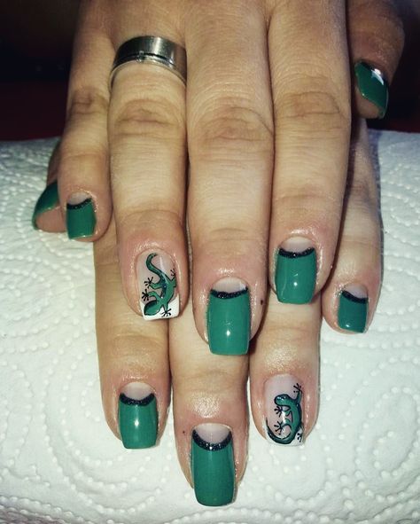 Green lizard nail art Lizard Nail Art, Finger Makeup, Green Lizard, Witch Nails, Phish, Lizards, Makeup Nails, Llama, Nail Ideas